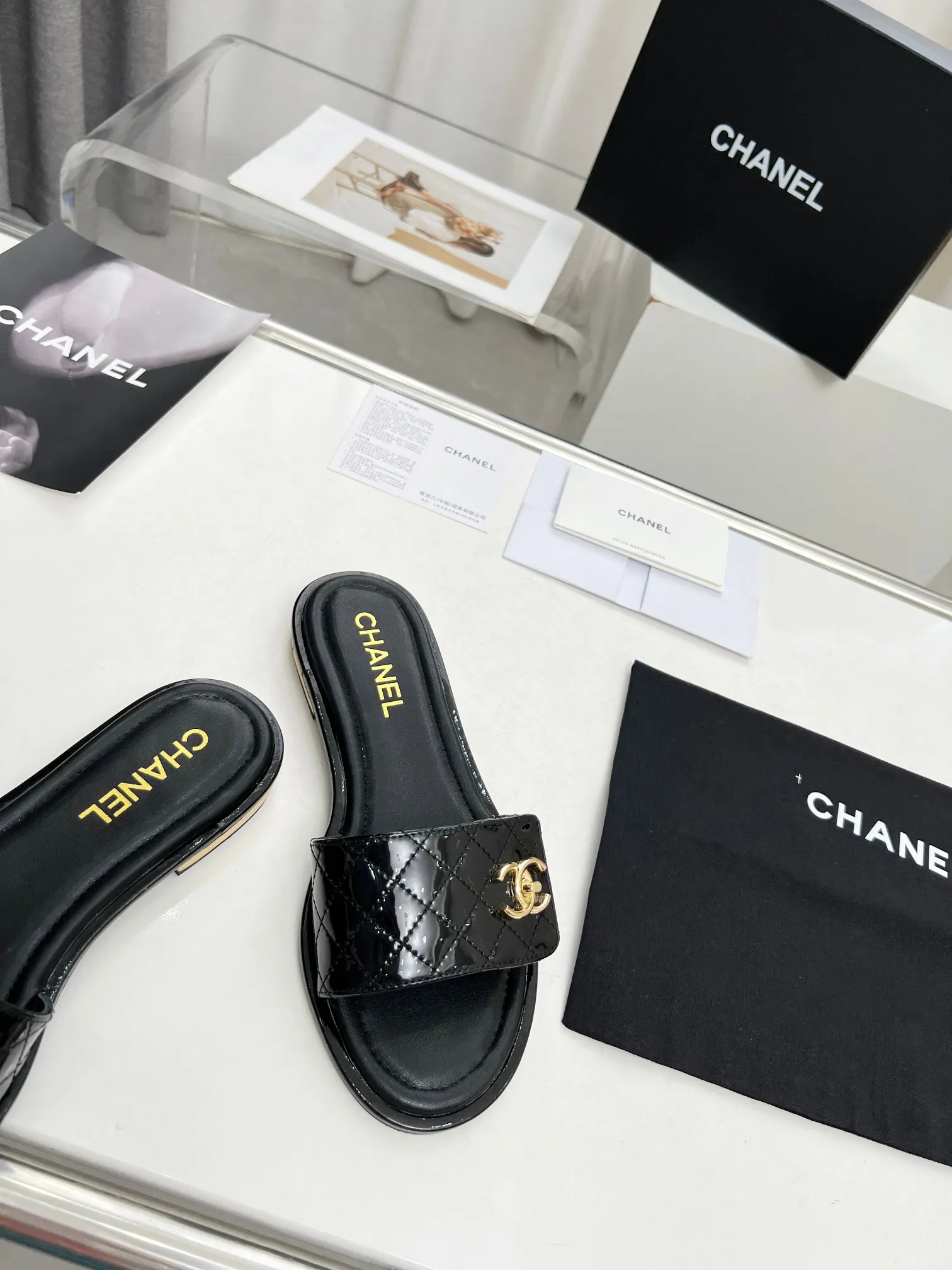 👟👟Ex-factory price 400👟👟 Genuine leather outsole Chanel24👟👟Ex-factory price Chanel 2024 spring and summer new Mier slippers, a summer must-have, goddess series, with the elegant and ladylike temperament of the Chan family, super durable and irresistible. The upper is made of original molded hardware buckles and electric embroidery, and the sheepskin lining is soft and comfortable. 🇮🇹 ▪️Size: 35-41